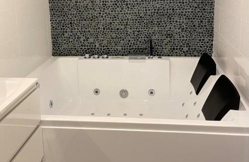 Sens Appartement | Le Gîte de Lancelot avec balnéo City Center