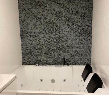 Sens Appartement | Le Gîte de Lancelot avec balnéo City Center