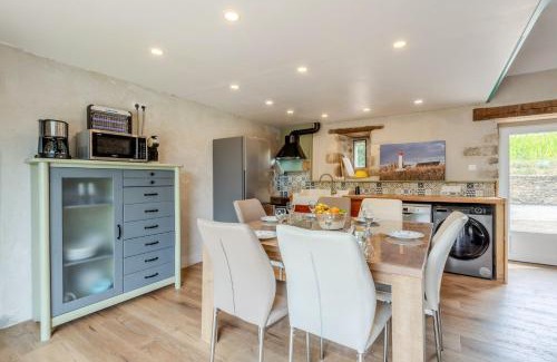 Saint-Mathieu Maison | Le gîte de Saint Mathieu, longère pleine de charme au bout du monde ! jacuzzi extérieur vue sur la campagne, salle de billard