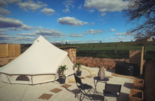 Lapalisse Maison | Le grand chêne" lodge tent with private Jacuzzi
