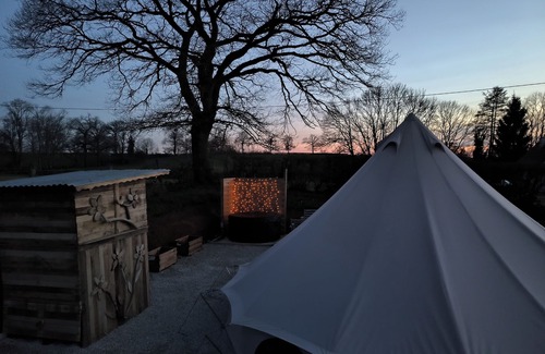 Lapalisse Maison | Le grand chêne" lodge tent with private Jacuzzi