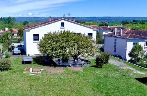 Castelnaudary Appartement | LE HAVRE D'ATHENA - Grand appart, jardin privé, abri vélos & accès rapide A61