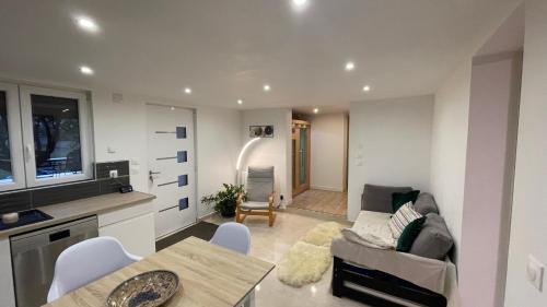 Castelnaudary Appartement | LE HAVRE D'ATHENA - Grand appart, jardin privé, abri vélos & accès rapide A61