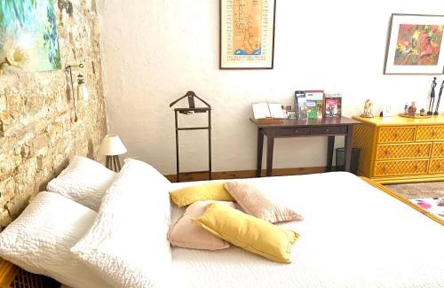 Meursault Lit Et Petit-Déjeuner | "LE JARDIN" Chambre de charme, piscine à Meursault