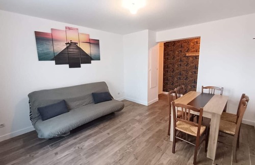 Fontainebleau Appartement | Le Jardin suspendu sleeps 3