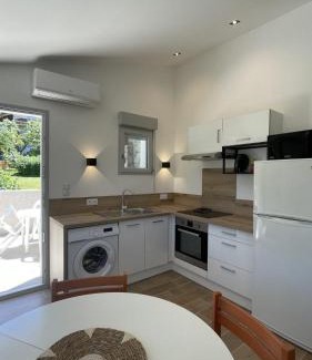 Charavines Appartement | LE LAC BLEU Appt terrace private beach lake