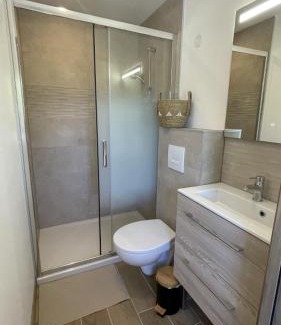 Charavines Appartement | LE LAC BLEU Appt terrace private beach lake