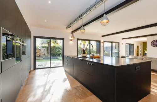 Pace Maison | Le Loft Black Wood - Piscine privé et grande terrasse à 20 min de Rennes