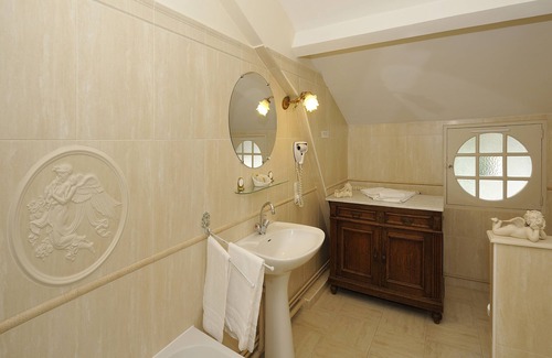 Beaumont-en-Veron Hôtel | Le Manoir de la Giraudière