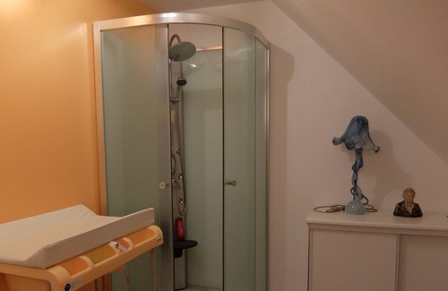 Ruaudin Maison | LE MANS, ROOM FOR RENT WITH BATHROOM, 10 mins from the circuit, on RUAUDIN