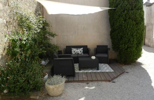Maubec Appartement | Le Maset des Aires avec vue sur le Luberon et son jacuzzi extérieur disponible de juin à mi-septembre
