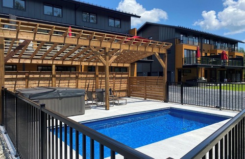 Magog Copropriété | Le Memph: condo-chalet 3 chambres avec SPA commun lac Memphrémagog