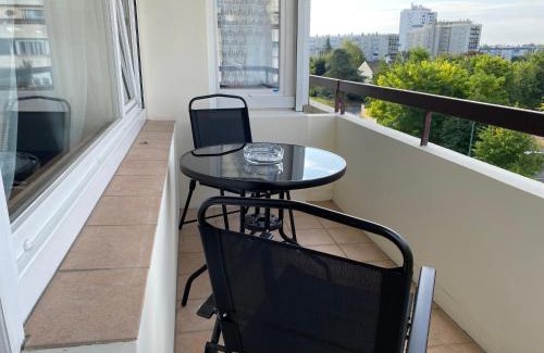 Reims Appartement | Le Mun,3 étoiles-T2-60m2-balcon-parking-wifi-linge-produits-face à la gerdarmerie-vue cathedrale