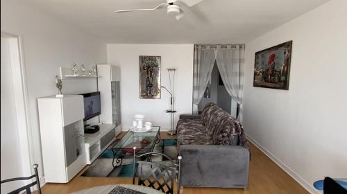 Reims Appartement | Le Mun,3 étoiles-T2-60m2-balcon-parking-wifi-linge-produits-face à la gerdarmerie-vue cathedrale