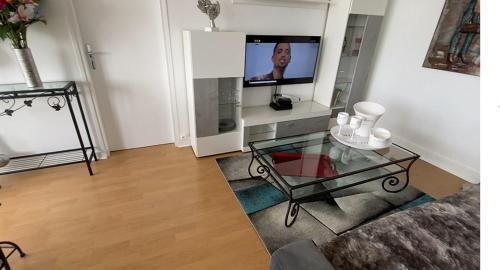 Reims Appartement | Le Mun,3 étoiles-T2-60m2-balcon-parking-wifi-linge-produits-face à la gerdarmerie-vue cathedrale