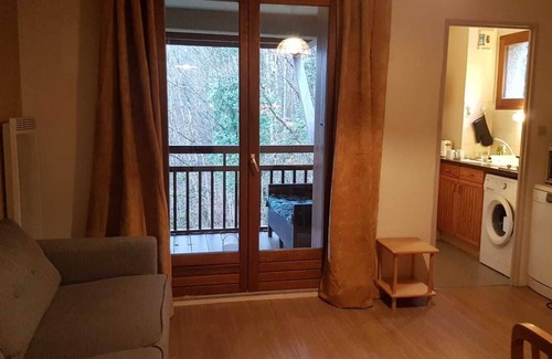 Saint-Mamet Appartement | Le nid de Beauregard: Appartement une Chambre avec Terrasse et vue sur la forêt.