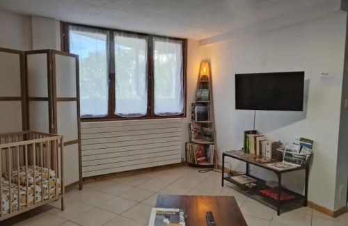 Sciez Appartement | Le Nid du Chat Noir - Gîte La Maison Alvéole