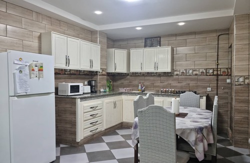 Hydra Appartement | Le P'tit Urbain, Large apartment +parking lot