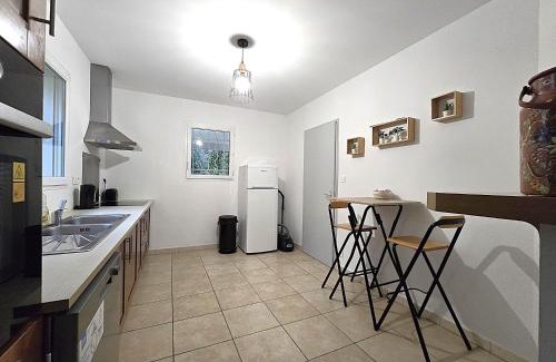 Montech Maison | Le Parc Jean Édouard - Spa avec jacuzzi privé - Superbe villa 4 chambres - 9 couchages - 6 lits - Poêle - Parking - Climatisation réversible- Terrasse ombragée et grand jardin