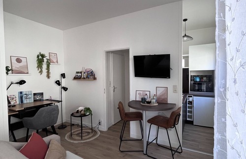 Old Town Appartement | "Le petit Foch" Studio Chic Parking INCLUS ,Place de l'Hôtel de ville .