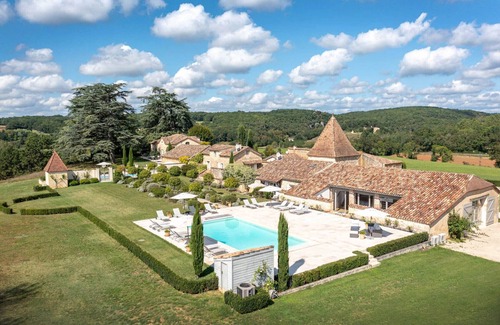 Salles Maison | Le Pigeonnier wonderful Gite adjoining the pool terrace