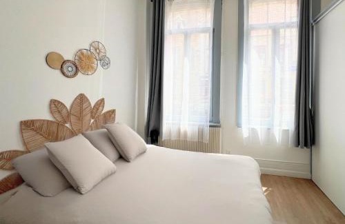 Saint-Omer Appartement | Le Repaire des 12- Hypercentre, jardin, idéale groupes, 5 chambres 5 salles de bain