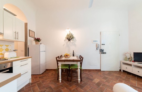 Santa Croce Appartement | Le Rose di Leonardo- Ancienne résidence 2 chamb.,WI-FI. A/C,mach.à laver,séchoir