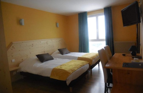 Montmelard Hôtel | Le Saint Cyr