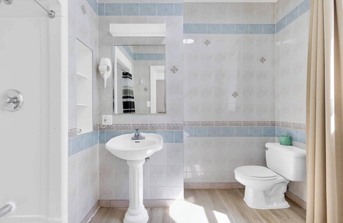 Quartier des Spectacles Hôtel | Spacious hotel room AAA location, sleep 2