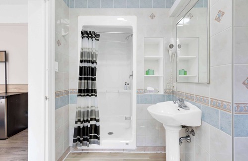 Quartier des Spectacles Hôtel | Spacious hotel room AAA location, sleep 2