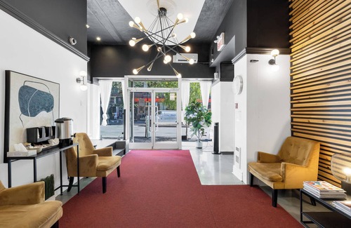 Quartier des Spectacles Hôtel | Spacious hotel room AAA location, sleep 2