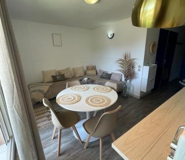La Celle-sous-Gouzon Appartement | Le Santorin T2 climatisé parking piscine