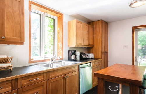Pointe-Saint-Charles Maison | Le Tierra - Private Parking & Huge Backyard