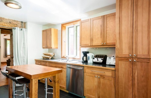 Pointe-Saint-Charles Maison | Le Tierra - Private Parking & Huge Backyard