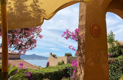 Magazzini Appartement | Le Tortore 15 with garden and sea view