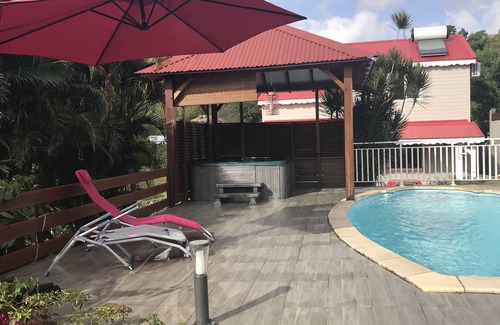 Vieux-Habitants Maison | LE VAL DE LYS maison -piscine privée et jacuzzi