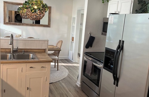 Medicine Park Maison | Leaf Cottage: peaceful & pretty family home for 10 with views of Mt Scott!