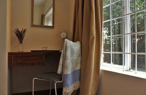 Rondebosch Appartement | Leafy Green, chaleureux appartement de 2 chambres au rez-de-chaussée