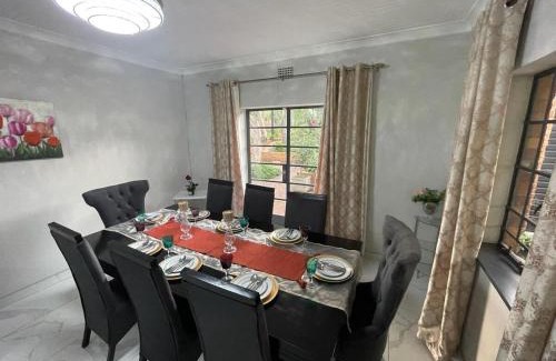Linden Maison | Leafy home in the heart of Linden with Pool