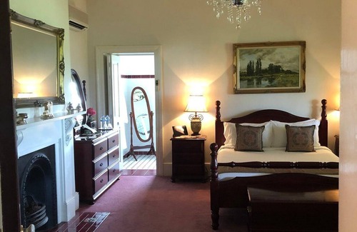 Leconfield Lit Et Petit-Déjeuner | Leconfield House heritage luxury hotels, views of the Hunter Valley, built 1872