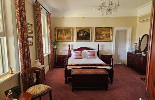 Leconfield Lit Et Petit-Déjeuner | Leconfield House heritage luxury hotels, views of the Hunter Valley, built 1872