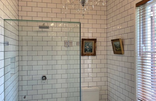 Leconfield Lit Et Petit-Déjeuner | Leconfield House heritage luxury hotels, views of the Hunter Valley, built 1872