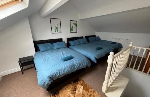 Leeds Maison | Leeds Serviced Accommodation - Apartments - 3 Bed House-Close To Centre -M621 & M1 - Contractors - Business Travellers - Families