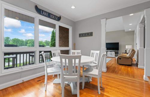 Southmont Maison | Leeloo's on the Lake - Sleeps 12