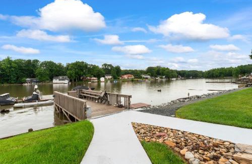Southmont Maison | Leeloo's on the Lake - Sleeps 12