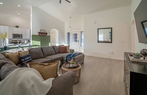 Queen Creek Maison | Legacy Sports Complex! Heated Sparkling Pool. Dog Friendly.
