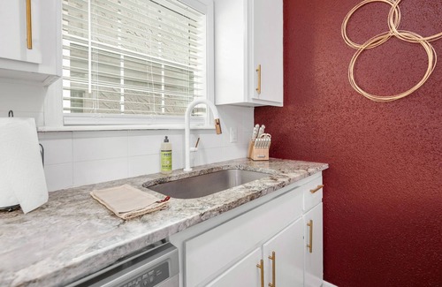 College Station Appartement | Legends: 1st Floor/2 Bdrm, Walk to A&M, King Beds