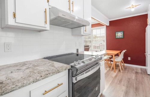 College Station Appartement | Legends: 1st Floor/2 Bdrm, Walk to A&M, King Beds