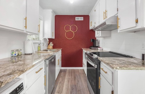 College Station Appartement | Legends: 1st Floor/2 Bdrm, Walk to A&M, King Beds