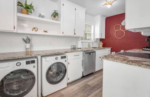 College Station Appartement | Legends: 1st Floor/2 Bdrm, Walk to A&M, King Beds